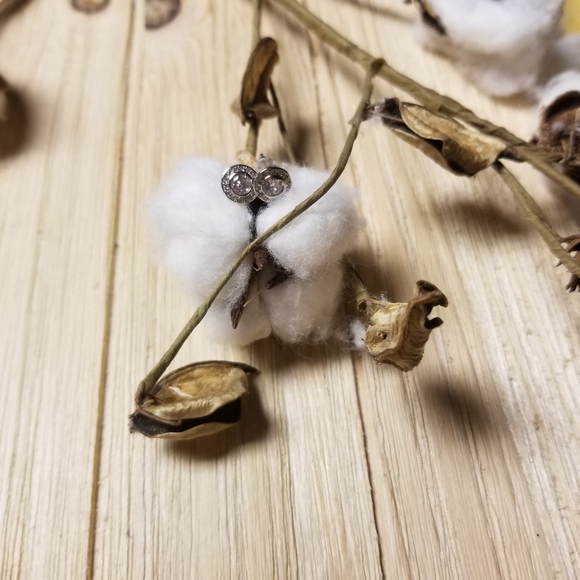 Gorgeous Dainty SILVER CZ stud earrings - Picture 7 of 7